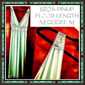 1970s Vintage Stunning Negligee M